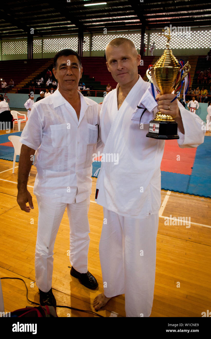 Sensei Carlos Martinez (sinistra) e il suo allievo, il norvegese Øyvind Martinsen, con il primo premio in un concorso karate in David, Chiriqui provincia, Repubblica di Panama. Sensei Carlos Martinez, scomparso nel febbraio 2017, ha portato la scuola di karate Cem Ku Kan in Penonome, Cocle Affitto provincia, Repubblica di Panama. La scuola è stata una parte della IOGKF, Internazionale di Okinawa Goju Ryu Karate federazione. L'immagine è presa su dicembre 14th, 2014. Foto Stock