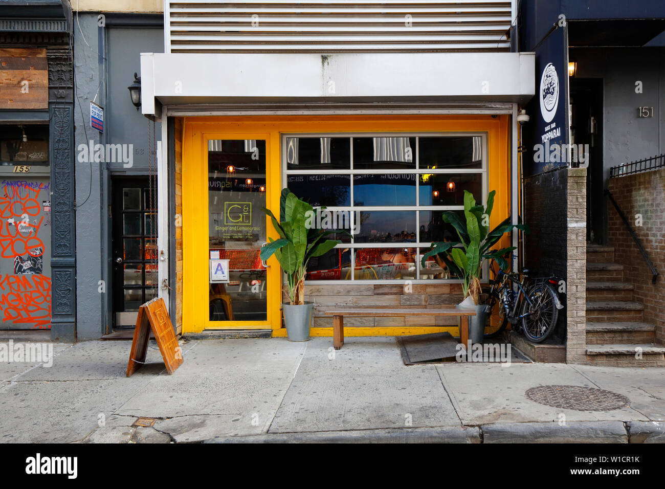 Ginger and Lemongrass, 153 Rivington Street, New York, NY. Di fronte ad un ristorante fusion asiatico nel Lower East Side di Manhattan. Foto Stock
