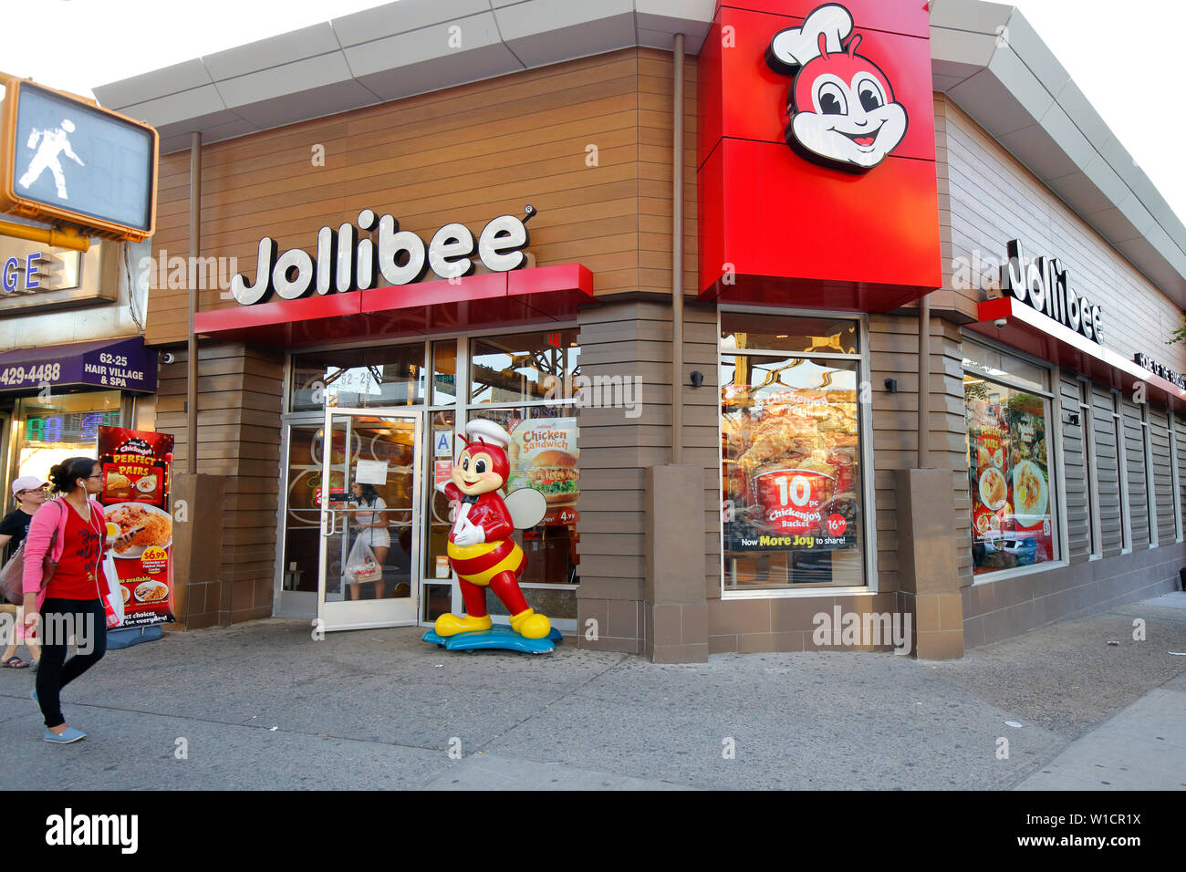 A Jollibee, 62-29 Roosevelt Ave, Queens, New York. Foto di fronte al negozio di New York di un fast food filippino nel quartiere di Woodside. Foto Stock