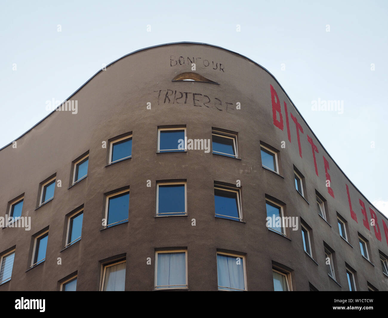 Berlino, Germania - circa giugno 2019: Bonjour Tristesse (significato Buongiorno Tristezza) casa da architetto Alvaro Siza. Bitte lebn significa si prega di vivere Foto Stock