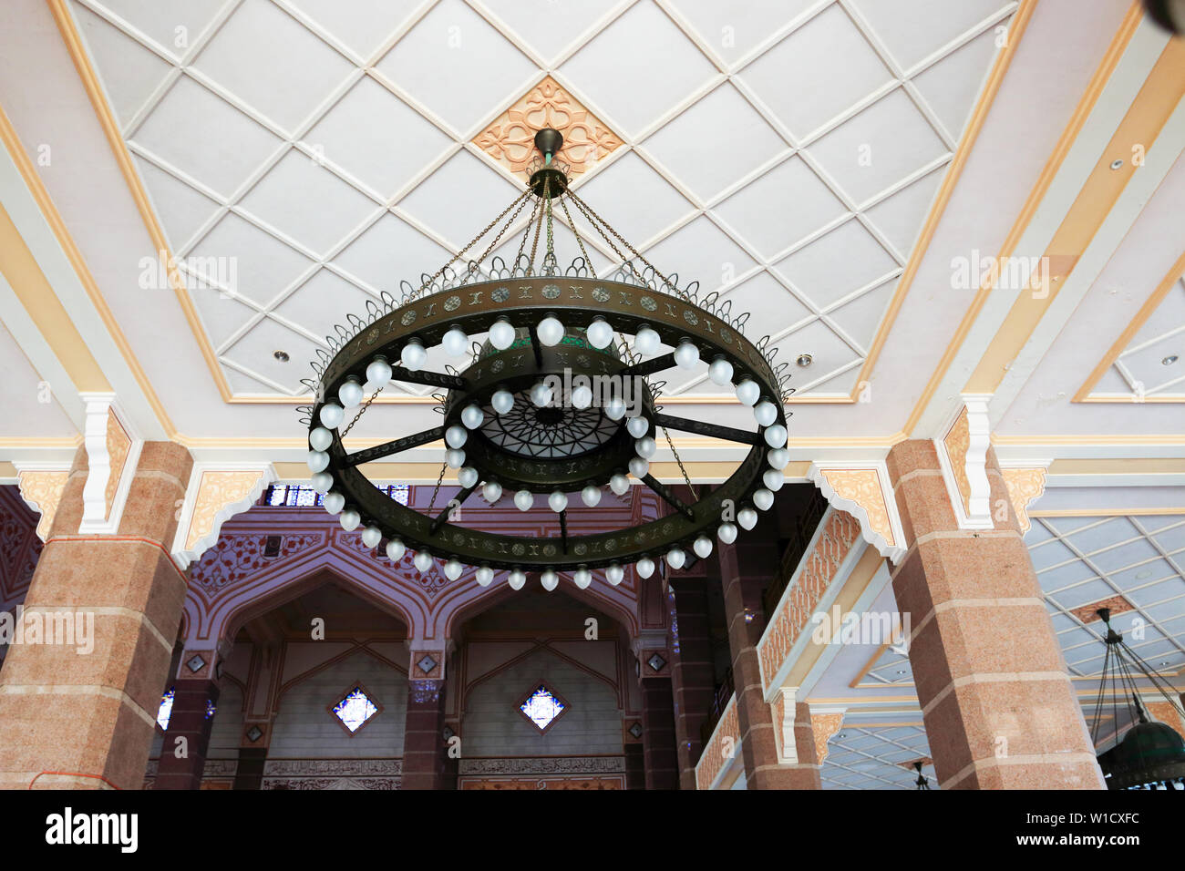 Lampadario interno di Masjid Putra, Putra moschea a Putrajaya Malaysia Foto Stock