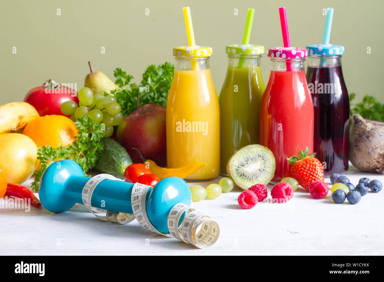 La frutta e la verdura fresca con succo uno stile di vita sano cibo concetto fitness Foto Stock