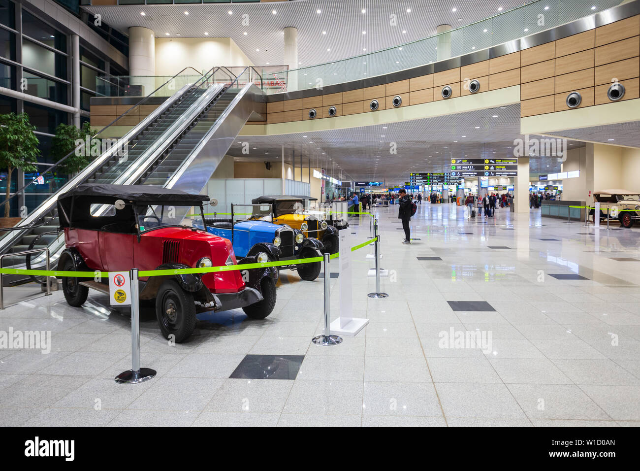Mosca, Russia - aprile 06, 2019: Vintage vetture retrò al pubblico gratuitamente mostra a Mosca Domodedovo Airport Foto Stock