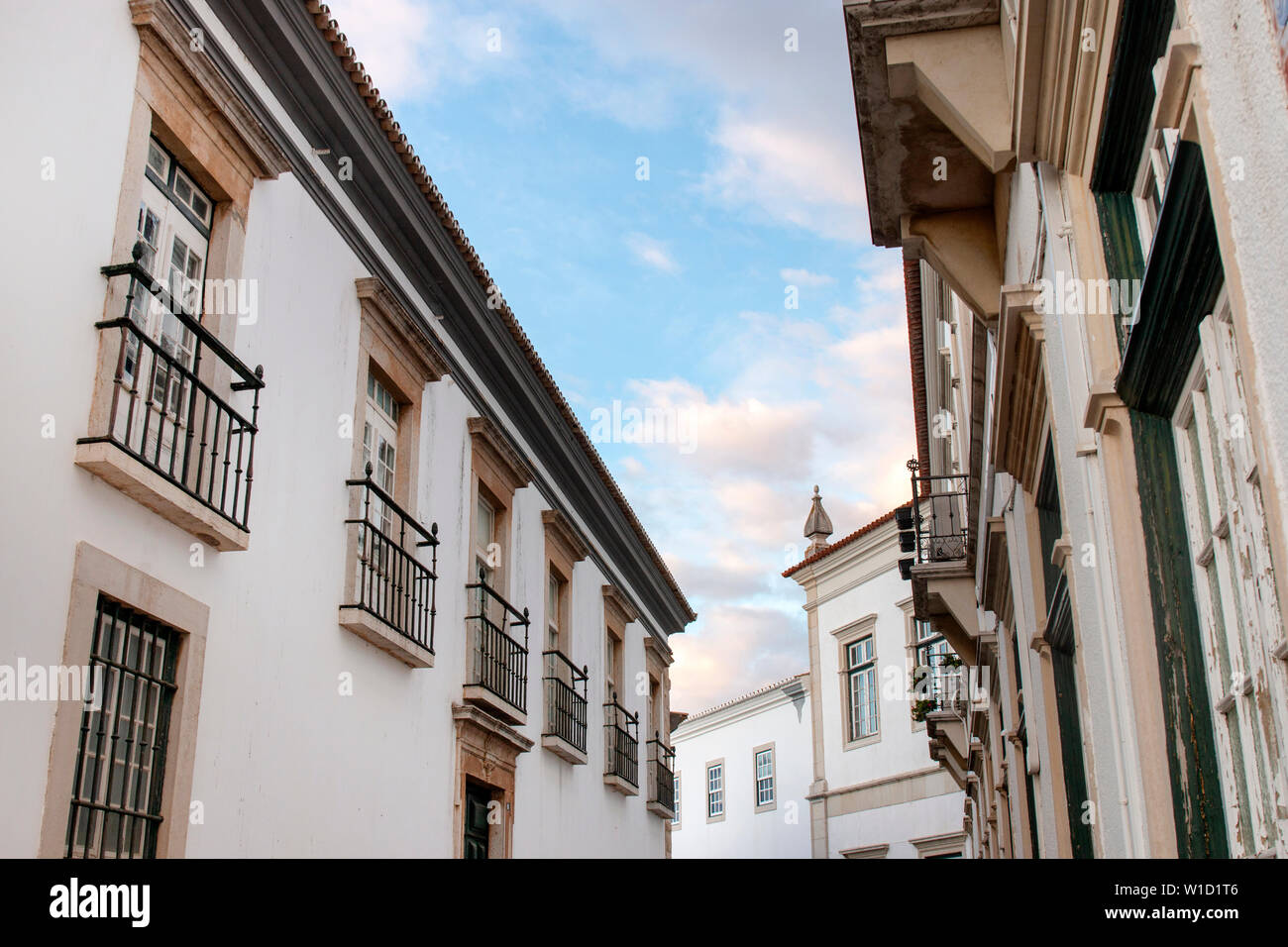 Strade storiche nel centro della città di Faro, Portogallo. Foto Stock