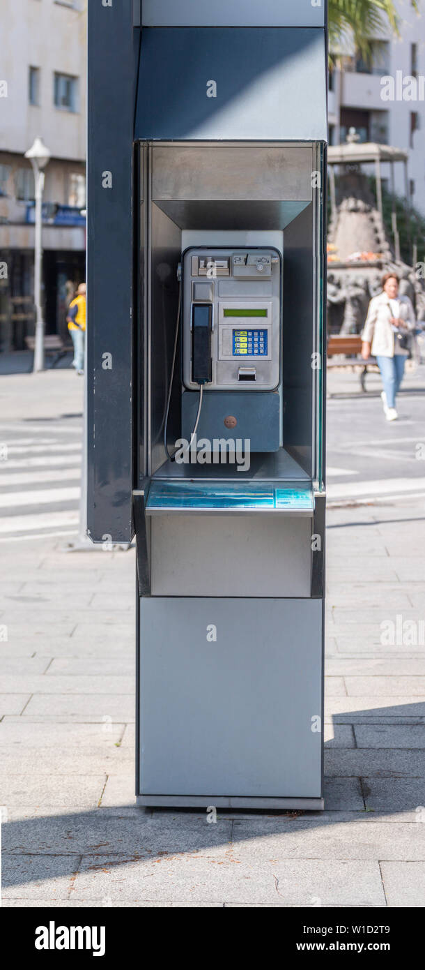 Vista di una strada pubblica telefono dall'90s si trova in Spagna, Europa. Foto Stock