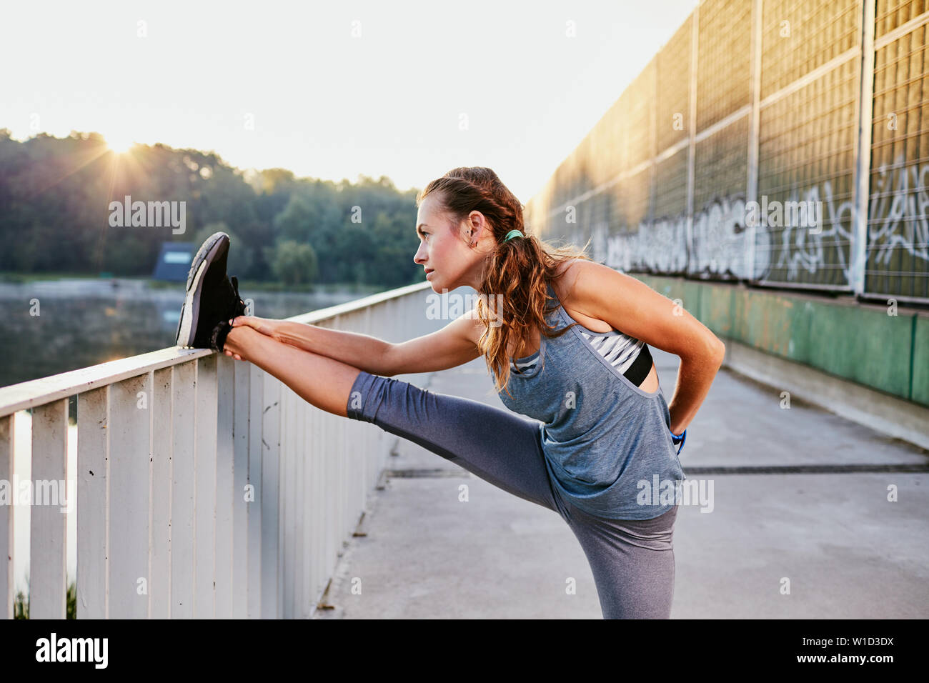Femmina stretching runner durante la mattina allenamento Foto Stock