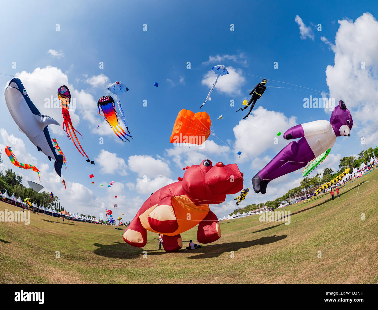 Pasir Gudang, Malesia - 3 Marzo 2019: Soft aquiloni raffigurante un ippopotamo e altri animali battenti al ventiquattresimo Pasir Gudang mondo Kite Festival con Foto Stock