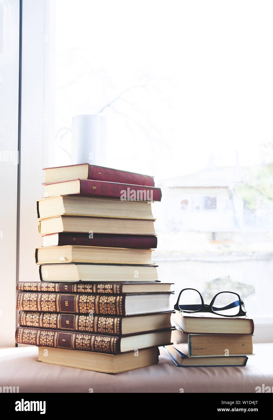 Gli occhiali da lettura con i libri sul tavolo Foto Stock