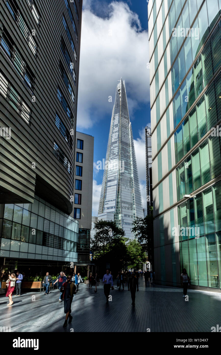 Il coccio è un 95-storey supertall grattacielo, progettato dall'architetto italiano Renzo Piano, a Southwark, Londra, Regno Unito Foto Stock Il coccio è un 95-storey supertall grattacielo, progettato dall'architetto italiano Renzo Piano, a Southwark, Londra, Regno Unito Foto Stock