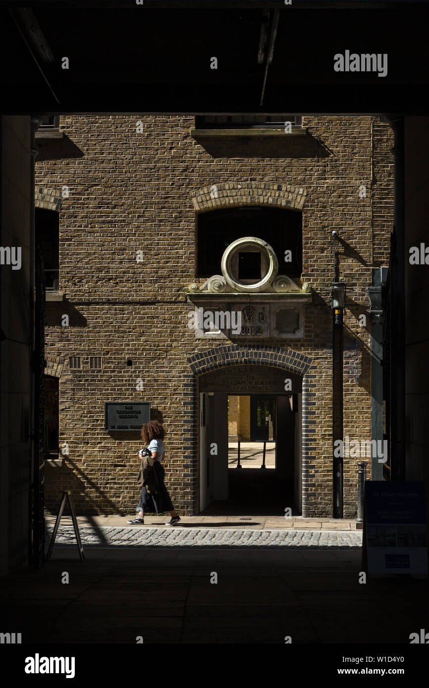 Shad Thames è una storica riverside street vicino al Tower Bridge in direzione Bermondsey e è anche un nome informale per la zona circostante a Londra Foto Stock