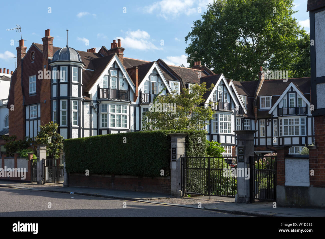 Tudor Revival stile (mock Tudor) ospita circa Chelsea in Londra, Regno Unito Foto Stock
