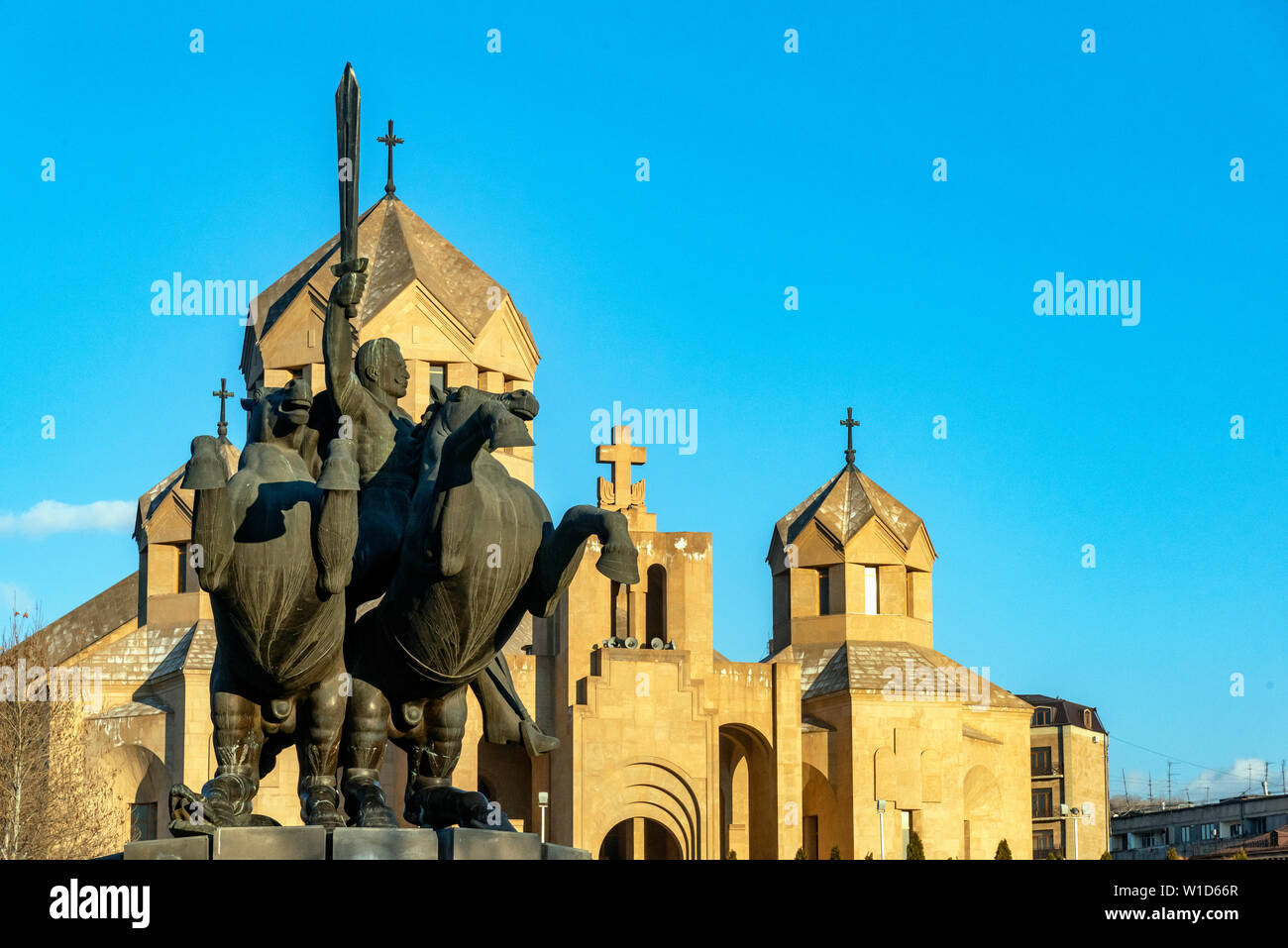 Un monumento al generale Zoravar Andranik e San Gregorio l Illuminatore, Cattedrale di Yerevan, Armenia Foto Stock