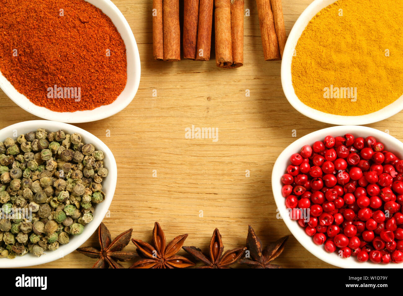 Cornice colorata di spezie in contenitori in ceramica Foto Stock