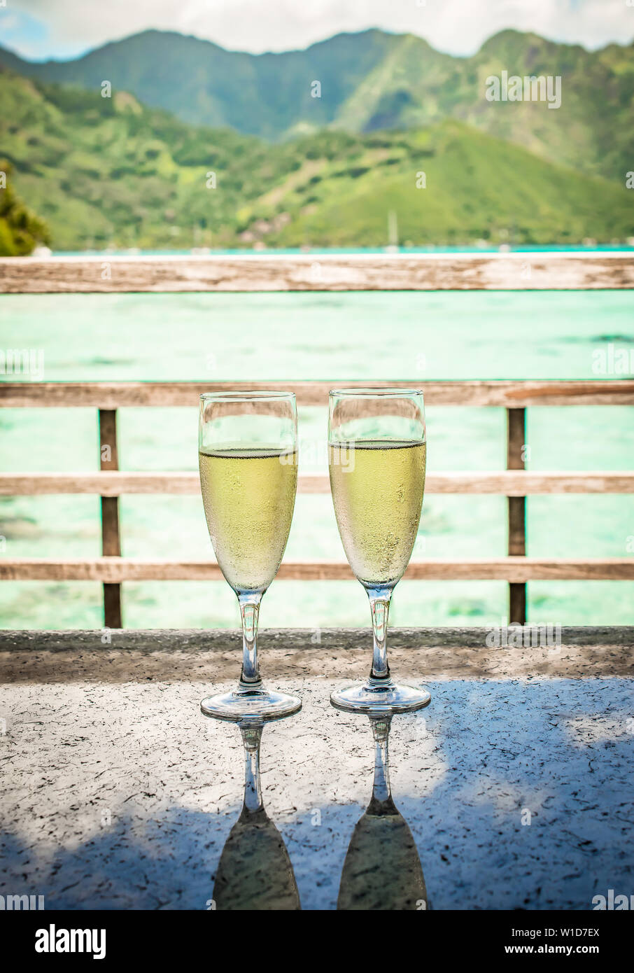 Due bicchieri di vino spumante su un estate tropicale destinazione di vacanza. Foto Stock