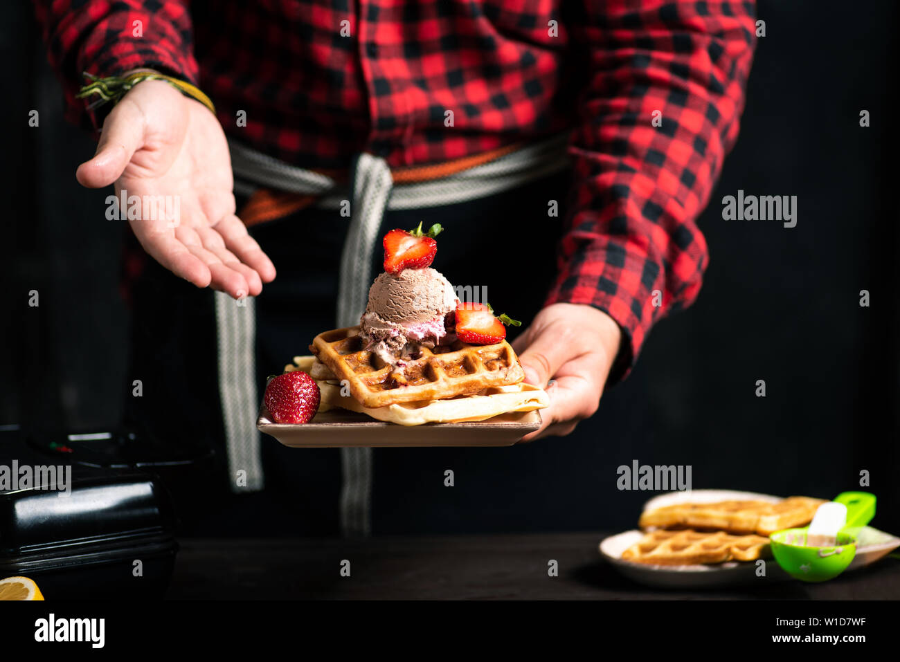 Lo chef serve freschi dessert waffle close up Foto Stock