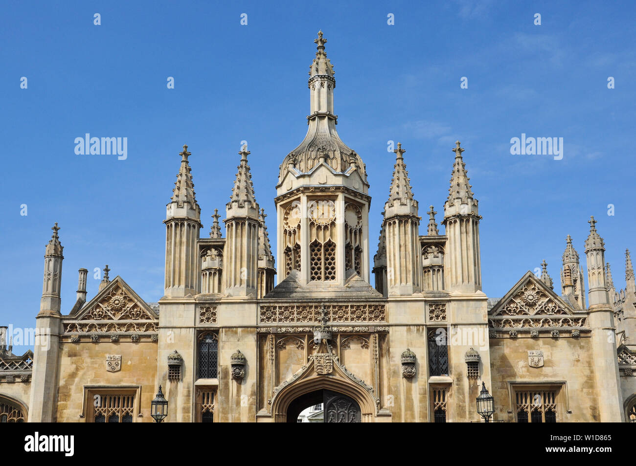 Guglie e orologio al di sopra di ingresso al King's College, King's Parade, Cambridge, Inghilterra, Regno Unito Foto Stock