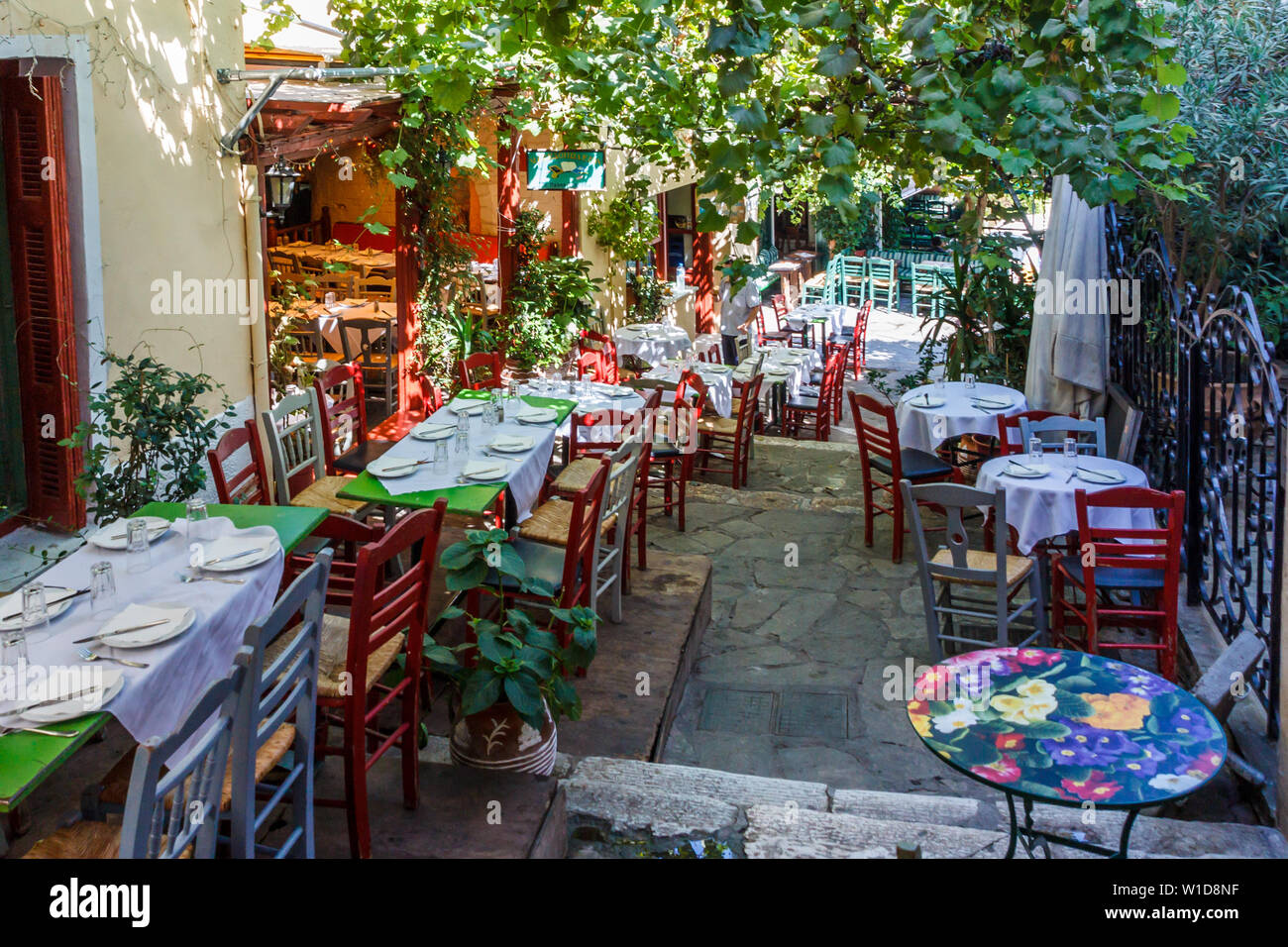 Ristorante tipico nel quartiere di Plaka di Atene, Grecia. Foto Stock