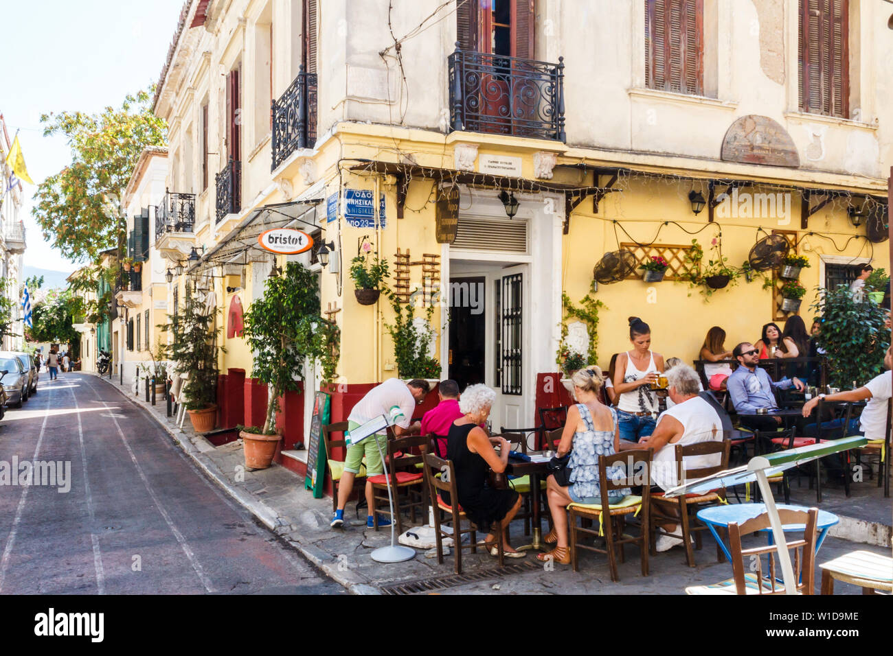 Athens, Grecia - 16 Settembre 2016: turisti gustando cibi e bevande in un ristorante nel quartiere di Plaka. La zona è famosa per i suoi bar e res Foto Stock