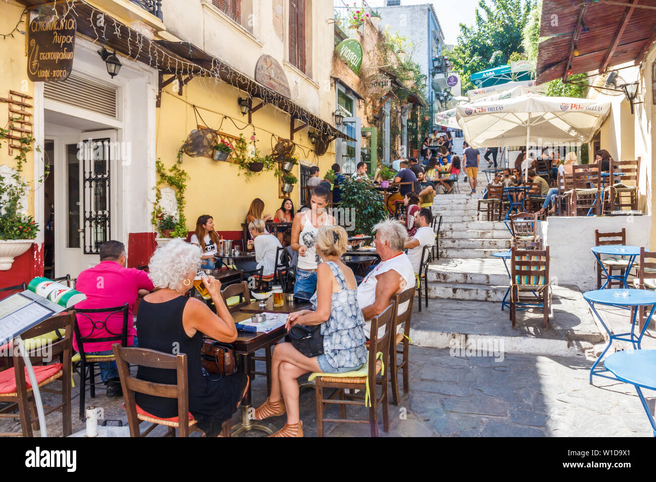 Athens, Grecia - 16 Settembre 2016: turisti gustando cibi e bevande in un ristorante nel quartiere di Plaka. La zona è famosa per i suoi bar e res Foto Stock