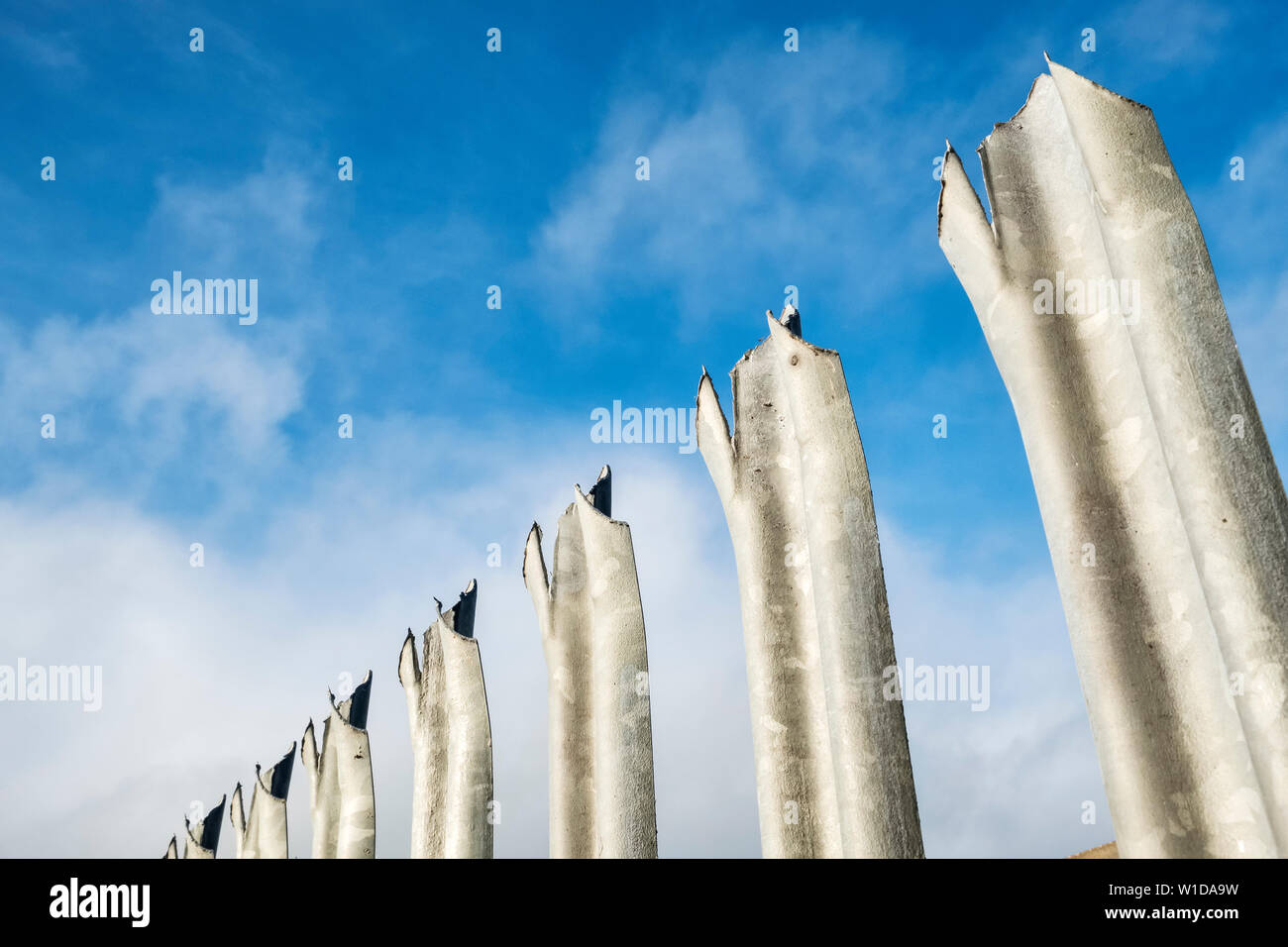 Triple appuntita in acciaio galvanizzato palizzata la recinzione di sicurezza attorno ad un sito industriale, UK (dettaglio) Foto Stock