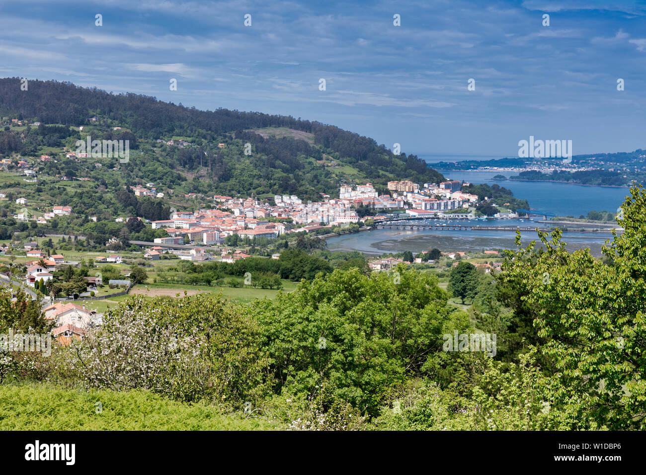 Vista generale di Pontedeume su Ria de Betanzos, A Coruna e provincia, Galizia, Spagna Foto Stock