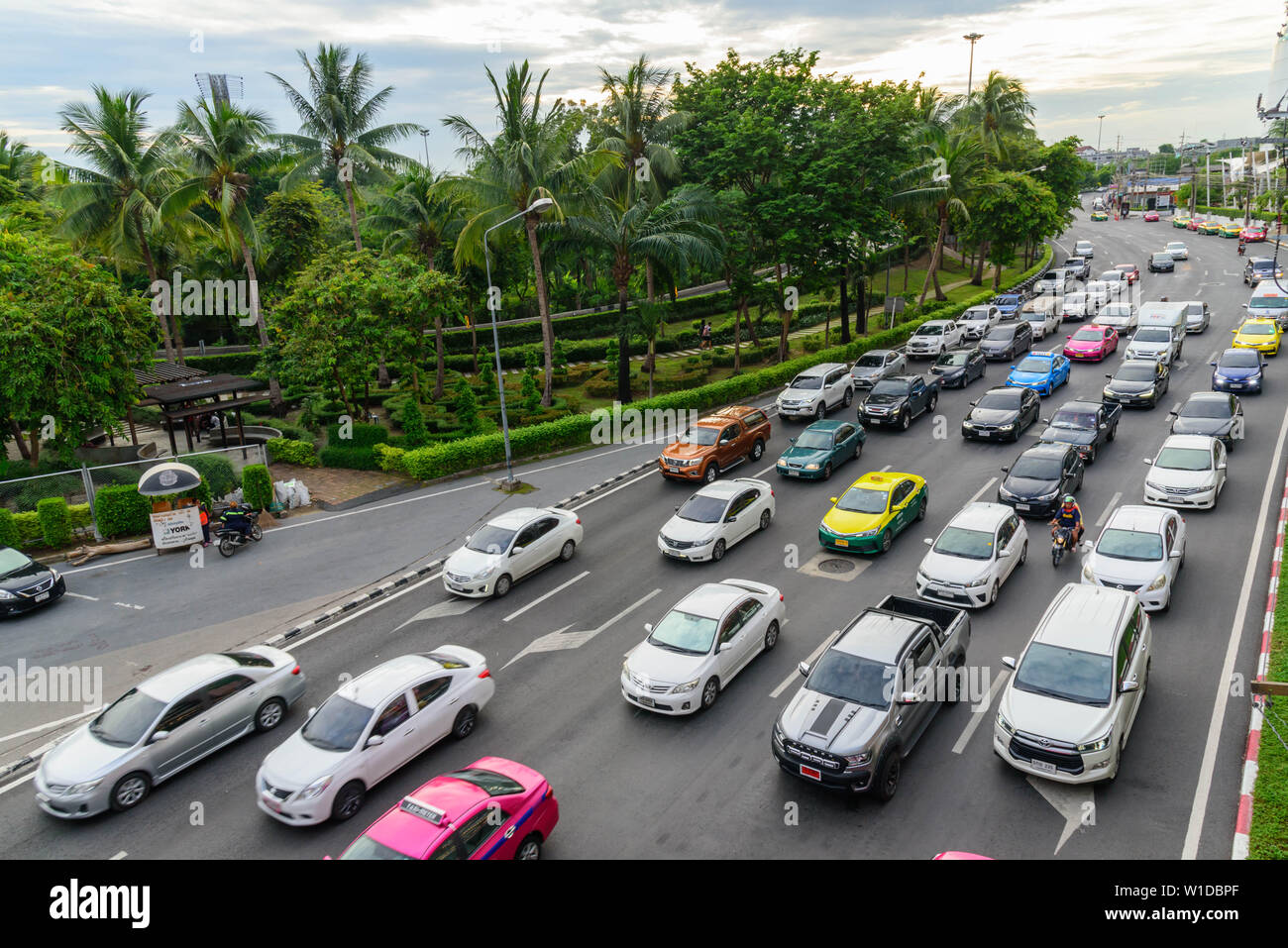 Il traffico nella città di Bangkok nel lungo weekend / il traffico in uscita in città prima di un lungo week-end Foto Stock