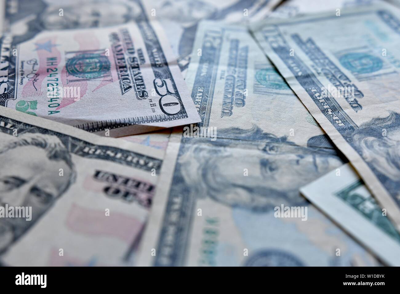 Economia, finanza, investimenti, risparmio e concetto di corruzione - i soldi del fondo da dollari USA Foto Stock