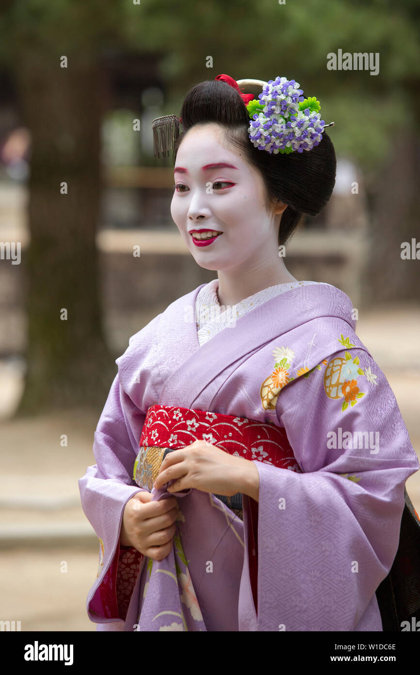 Una maiko e geisha sparare al tempio Manpakuji, Kyoto Foto Stock