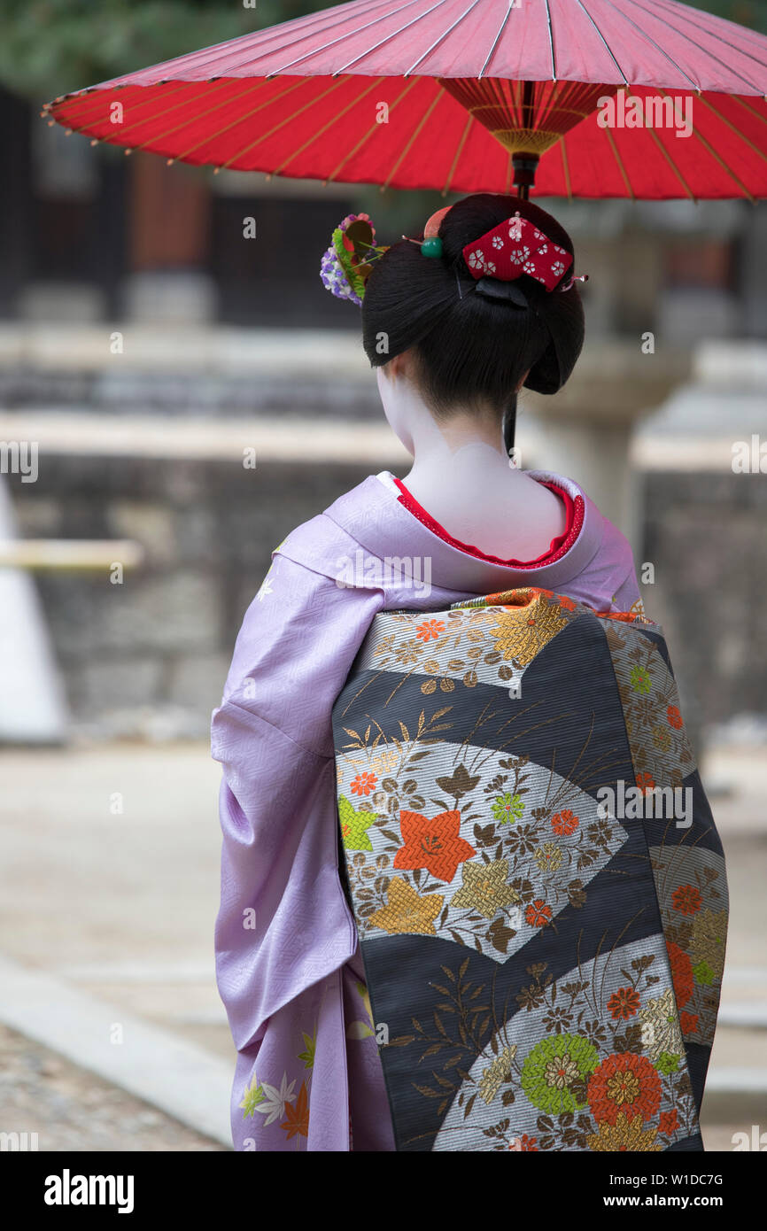 Una maiko e geisha sparare al tempio Manpakuji, Kyoto Foto Stock