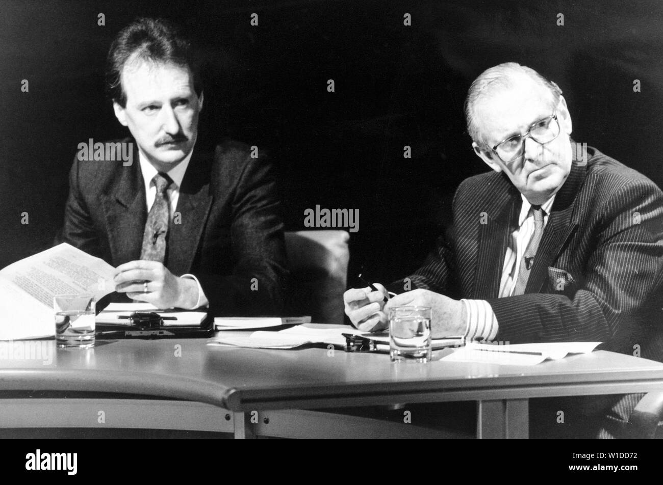 Questo editor settimana Roger Bolton (l) e signore di Thomson a Monifieth, presidente di Independent Broadcasting Authority (IBA) fino a dicembre, prendendo parte al Tamigi speciale programma televisivo, 'Death sulla roccia: la richiesta', che sostituisce "Questa settimana". **PNR / copia NEG. Foto Stock