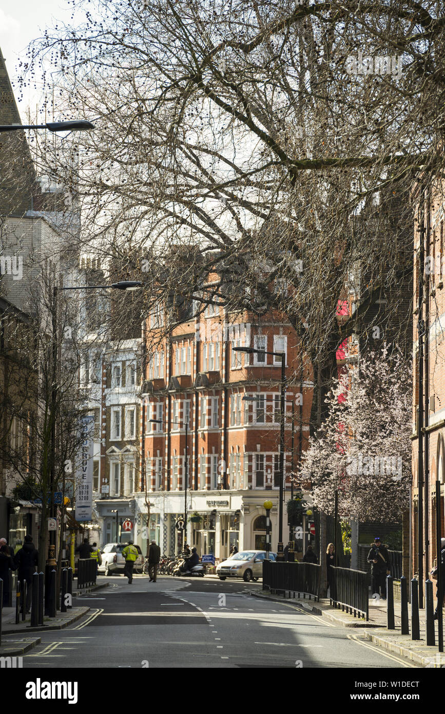 Vista guardando a sud lungo Marylebone High Street, Londra Foto Stock