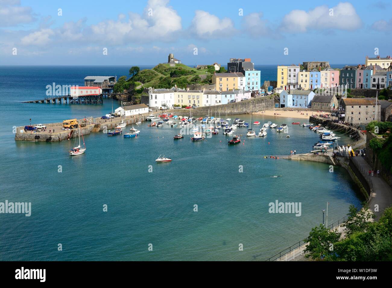 Tenby Porto e spiaggia di Porto dipinto di case in stile georgiano Tenby Pembrokeshire Wales Cymru REGNO UNITO Foto Stock