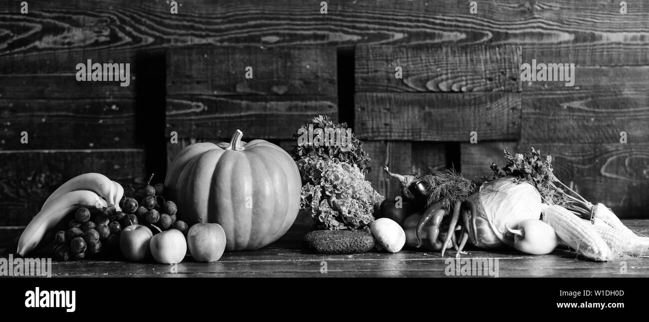 Autunno organico raccolto di colture di mais di zucca verdure. Ortaggi da giardino o agriturismo vicino. Ortaggi. Fresche verdure organiche su legno scuro dello sfondo. Negozio di alimentari concetto. Foto Stock