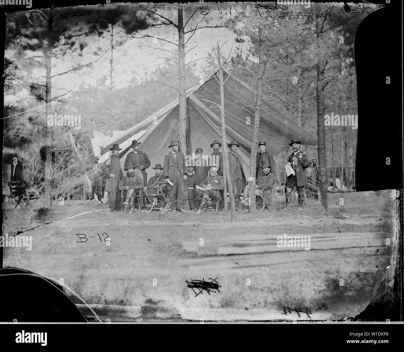 Gen. Ulysses S. Grant e personale di dodici, riconosciuto -- Col. Adam Badeau, il Mag. William Babcock, Gen. John G. Barnard, Col. Teodoro S. Bowers, Col. Federico T. Dent, Col. William L. Duff Capt. McK.Dunn, Cap. Frederick R. Munther, Col. Ely S. Parker, gen. Giovanni un Rawlins. Foto Stock