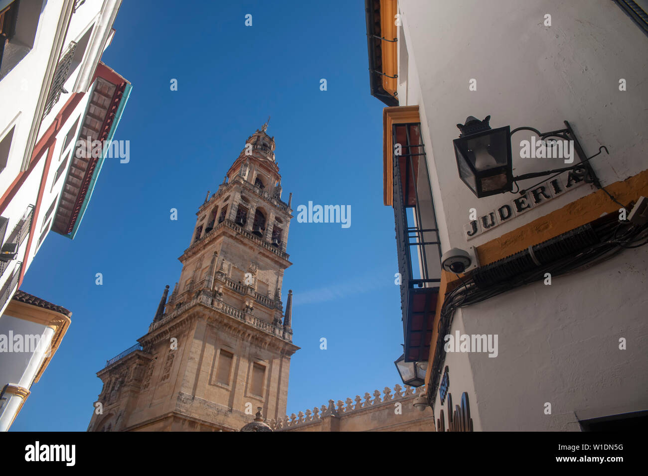 Passeggia per il centro storico della città di Cordova, Andalusia Foto Stock