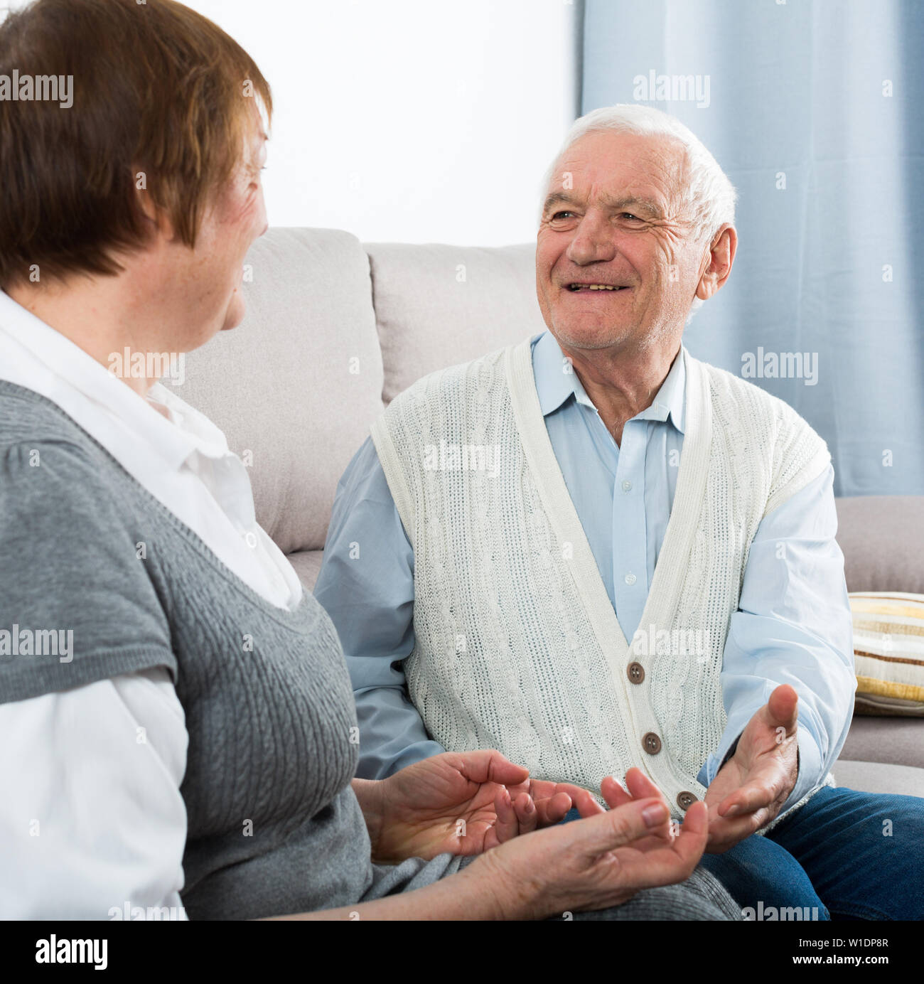 Coppia marito e moglie felice di trascorrere del tempo insieme a casa Foto Stock