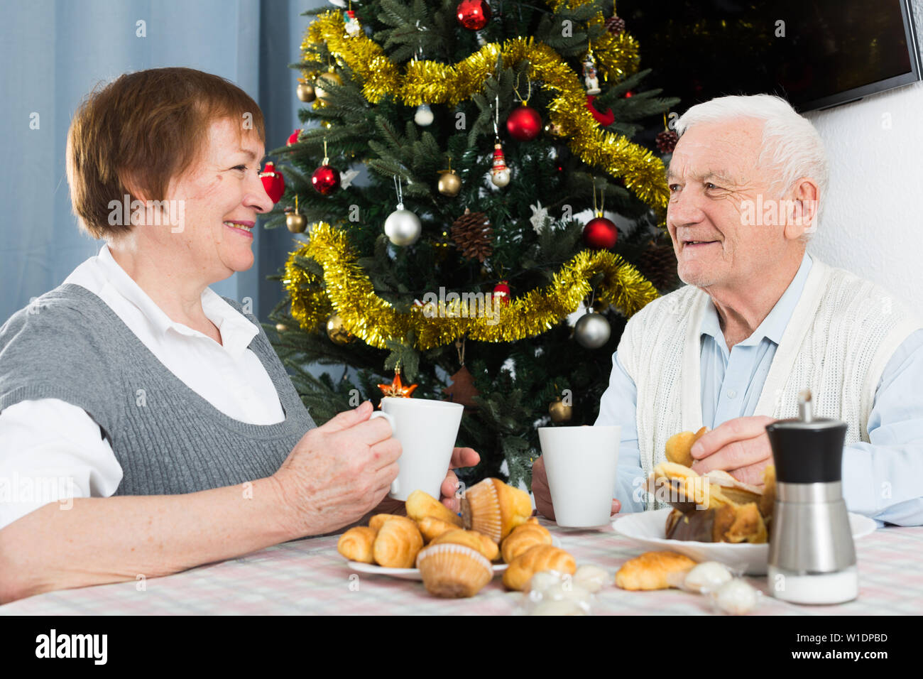 Coppia marito e moglie felice di trascorrere il Natale insieme a casa Foto Stock