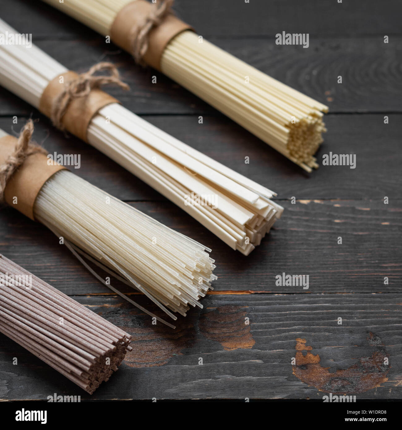 Un assortimento di glutine di grano saraceno, uovo e riso tagliatelle Foto Stock