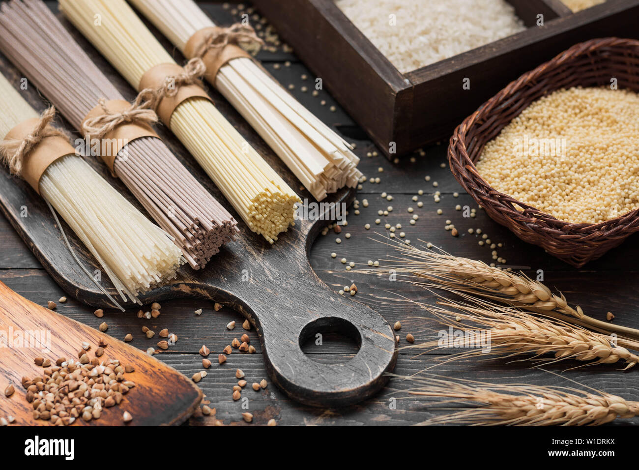 Un assortimento di glutine di grano saraceno, uovo e riso tagliatelle. Foto Stock