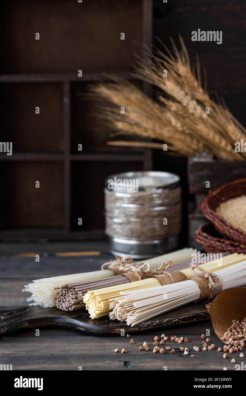 Un assortimento di glutine di grano saraceno, uovo e riso tagliatelle. Foto Stock