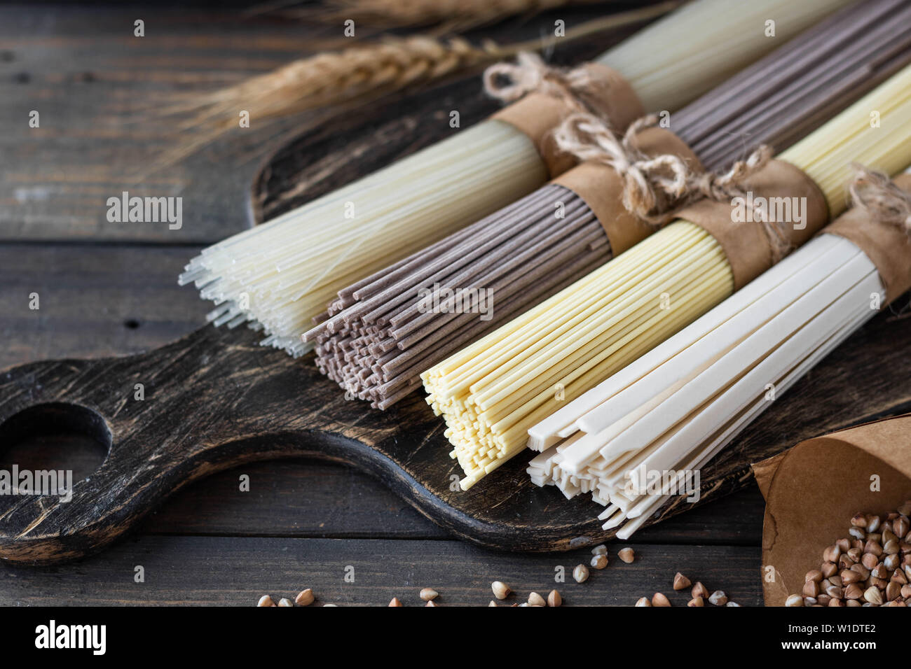Un assortimento di glutine di grano saraceno, uovo e riso tagliatelle. Foto Stock