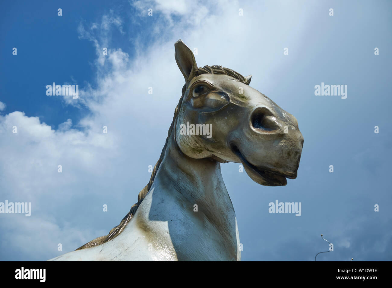 Zodiaco Cinese scultura in calcestruzzo di un cavallo all'impressionante, big Guan Yin Bodhisattva tempio Cinese in Bintulu, Borneo Malese. Foto Stock