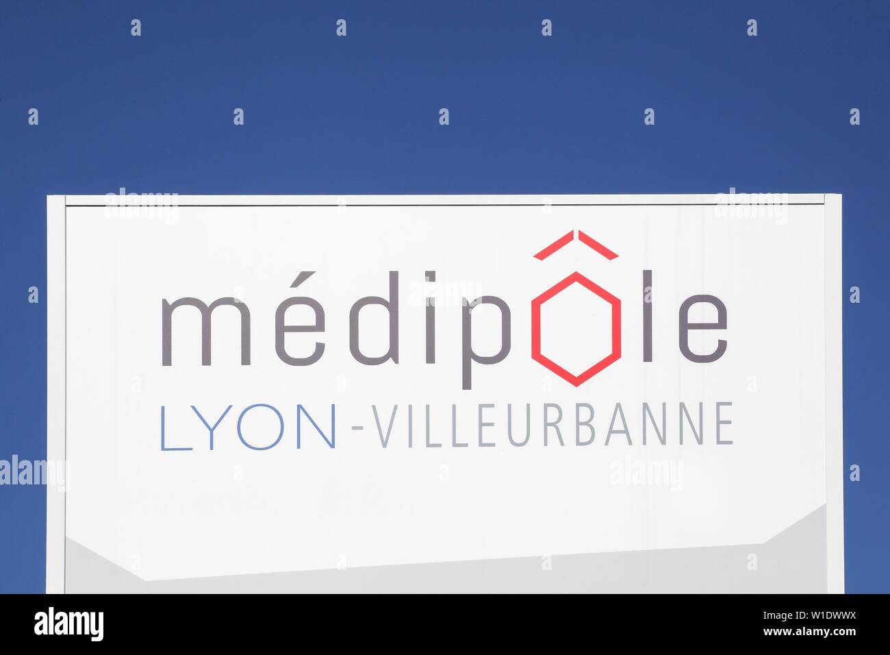 Villeurbanne, Francia - 13 Giugno 2019: il logo Medipole su un pannello. Il Medipole Lyon-Villeurbanne è un ospedale privato situato a Villeurbanne Foto Stock