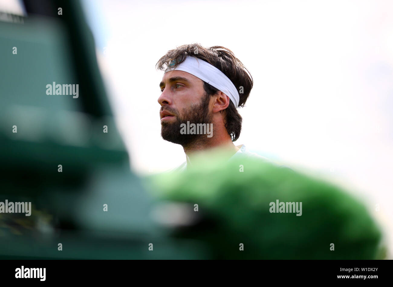 Nikoloz Basilashvili il giorno due dei campionati di Wimbledon al All England Lawn Tennis e Croquet Club di Londra. Foto Stock