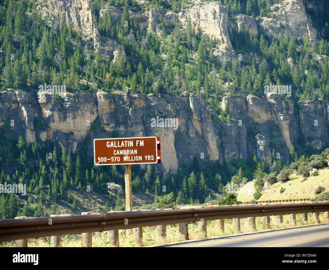 Cartello stradale di Gallatin o di formazioni geologiche risalenti a 500 a 570 milioni di anni torna al Bighorn Mountains in Wyoming. Foto Stock