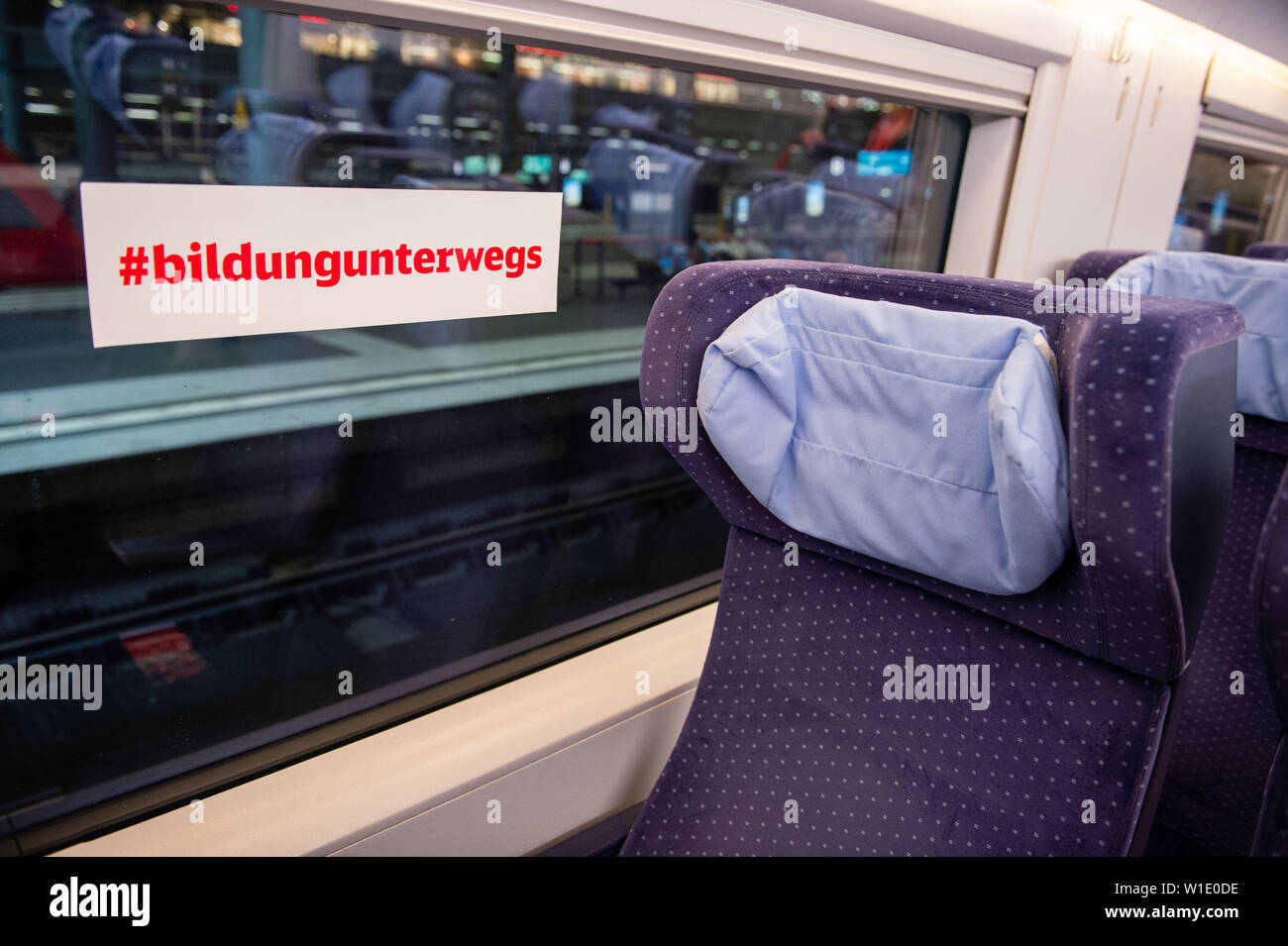 02 luglio 2019, Berlin: un adesivo con il tag hash #formazione sul modo bastoni per il vetro del finestrino di un Ghiaccio. Deutsche Bahn si sta espandendo i suoi servizi di custodia per i bambini con la HABA officina digitale. Foto: Lisa Ducret/dpa Foto Stock