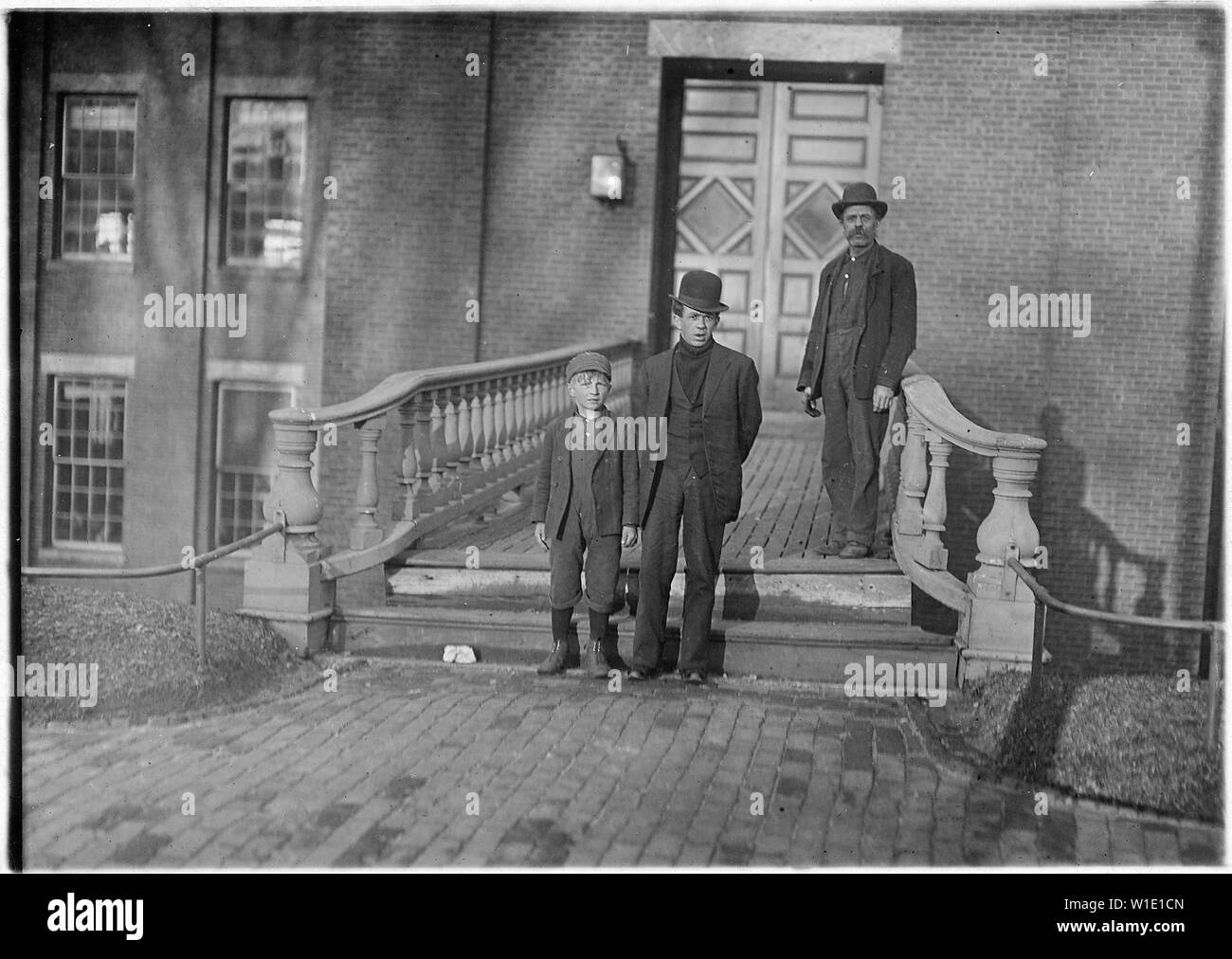 Andare a lavorare alle 5:30 A.M. Piccolo ragazzo di nome Jo è una motospazzatrice in collina Mfg. Co. Ci sono stato per 2 anni. Ho visto lui lavora all'interno. Ha detto che non sapeva quanti anni egli è stato e che non riusciva a scandire il suo nome. Vive a 2 miglia fuori del paese e di suo padre in unità e ritornare ogni giorno. Lewiston, Me. Foto Stock