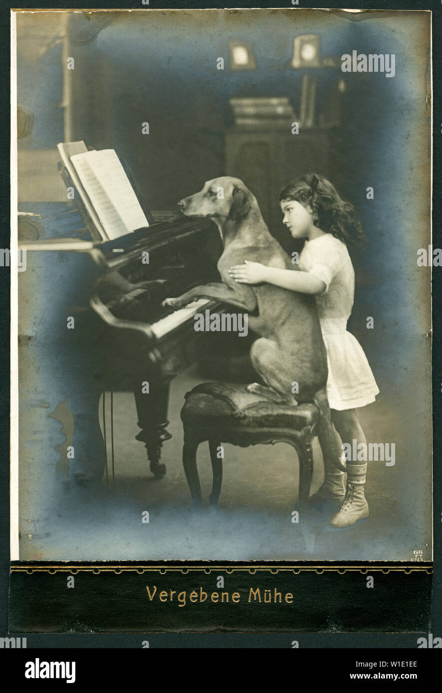 Europa, Deutschland, Boccherini mit dem Titel : ' Vergebene Mühe ' , ein Mädchen versucht , einem Hund das Klavierspielen beizubringen , Fotograf nich Foto Stock