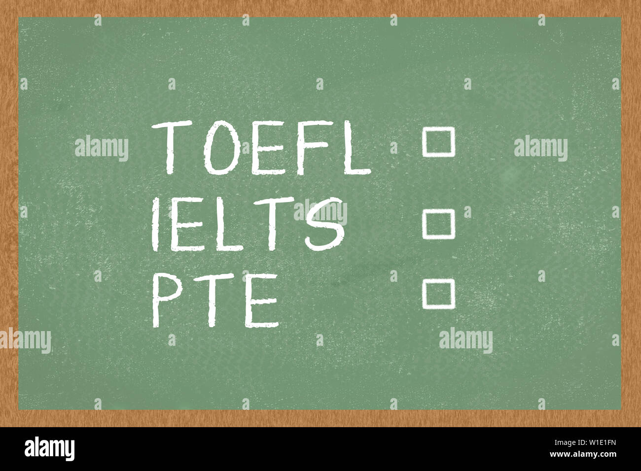 Parola TOEFL, IELTS, PTE , con caselle di spunta su lavagna verde dello sfondo. Il test di inglese come lingua straniera esami Foto Stock