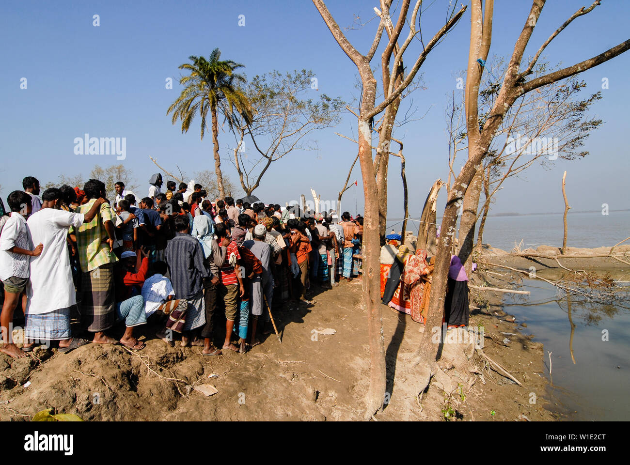 Il Bangladesh, il ciclone Sidr e alta marea distruggono villaggi in Southkhali nel distretto Bagerhat , vittime in attesa di beni / BANGLADESCH, der Zyklon Wirbelsturm Sidr und eine Sturmflut zerstoeren Doerfer Kuestengebiet im von Southkhali Foto Stock